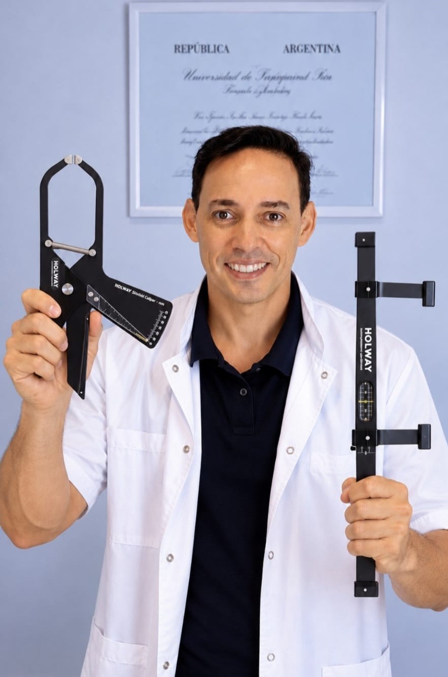 Dante Rubies en el consultorio con instrumentos de antropometría